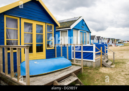 Una fila di cabine sulla spiaggia, su hengistbury head beach. vacanza familiare destinazione balneare. Foto Stock