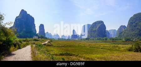Cina, Yangshuo town paesaggio carsico panorama Foto Stock