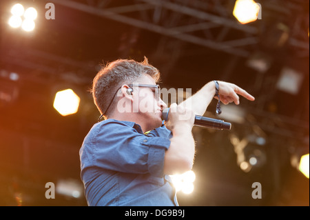 Martin Vandreier di tedesco hip pop gruppo Fettes Brot eseguendo a Zurigo Openair 2013. Foto Stock