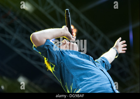 Martin Vandreier di tedesco hip pop gruppo Fettes Brot eseguendo a Zurigo Openair 2013. Foto Stock