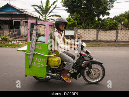 Mobile street food vendor, Legian, meridionale di Bali, Indonesia. Foto Stock
