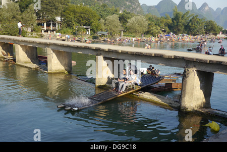 Cina, Yangshuo County, zattere di bambù sul fiume Yulong formazioni carsiche Foto Stock