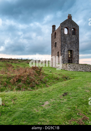 An old ruined engine house for a tin mine at Minions on Bodmin moor in Cornwall Foto Stock