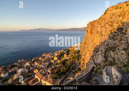 Sunrise attraverso le vecchie mura della città Bizantina di Monemvasia, in Laconia, sud del Peloponneso, della Grecia. Foto Stock