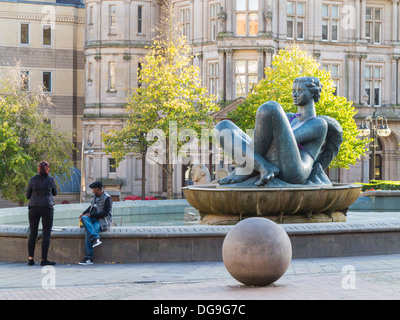 Fiume Statua fontana noto anche come Floozie nella Jacuzzi, Victoria Square, Birmingham, Midlands, Inghilterra Foto Stock