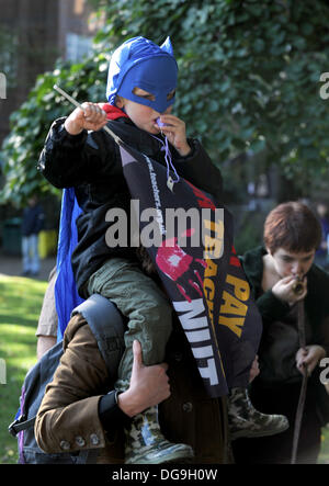 Un giovane super eroe unisce migliaia di colpire gli insegnanti marciando attraverso la Brighton oggi come parte del loro piano nazionale di una giornata di azione contro i tagli alle loro retribuzioni e pensioni Foto Stock