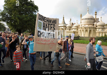 Migliaia di colpire gli insegnanti marzo passato il Royal Pavilion in Brighton Foto Stock