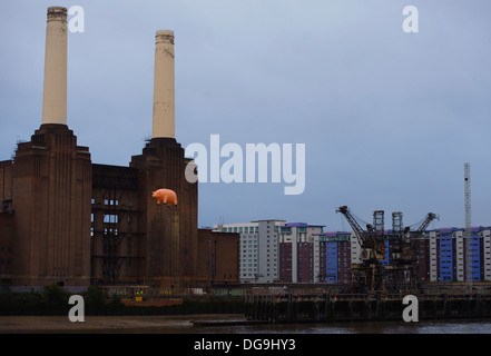 PInk Floyd festeggiare il lancio del motivo per cui i Pink Floyd con una ricreazione del 1977 Pink Floyd " animali " a Battersea Power Station Foto Stock