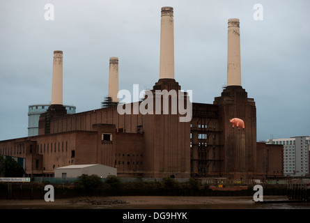 PInk Floyd festeggiare il lancio del motivo per cui i Pink Floyd con una ricreazione del 1977 Pink Floyd " animali " a Battersea Power Station Foto Stock