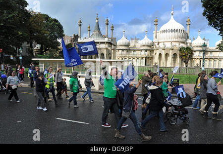 Migliaia di colpire gli insegnanti marzo passato il Royal Pavilion in Brighton Foto Stock