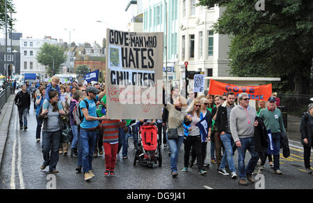 Migliaia di colpire gli insegnanti marzo passato il Royal Pavilion in Brighton oggi come parte del loro piano nazionale di una giornata di azione contro i tagli alle loro retribuzioni e pensioni Foto Stock