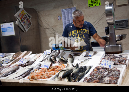 Mercato Comunale di San Benedetto in Cagliari - pesce - Sardegna Foto Stock