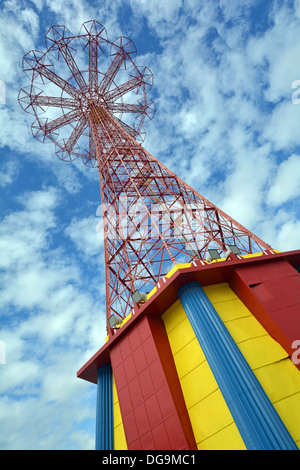 Il Parachute Jump in Coney Island conosciuta come la Torre Eiffel di Brooklyn fotografati contro una nube riempiva il cielo. Foto Stock