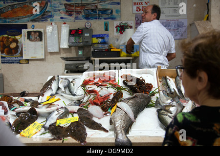 Mercato Comunale di San Benedetto in Cagliari - pesce - Sardegna Foto Stock