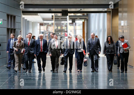 Berlino, Germania. Ottobre 17th, 2013. terzo parlare esplorativo tra i leader della CSU / CDU e SPD per la possibile formazione di un governo di coalizione realizzate presso il parlamentare tedesco la società a Berlino. Credito: Reynaldo Chaib Paganelli/Alamy Live News Foto Stock