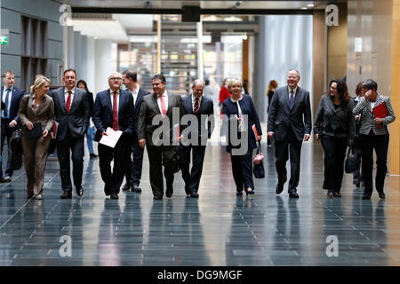 Berlino, Germania. Ottobre 17th, 2013. terzo parlare esplorativo tra i leader della CSU / CDU e SPD per la possibile formazione di un governo di coalizione realizzate presso il parlamentare tedesco la società a Berlino. Credito: Reynaldo Chaib Paganelli/Alamy Live News Foto Stock