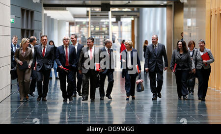 Berlino, Germania. Ottobre 17th, 2013. terzo parlare esplorativo tra i leader della CSU / CDU e SPD per la possibile formazione di un governo di coalizione realizzate presso il parlamentare tedesco la società a Berlino. Credito: Reynaldo Chaib Paganelli/Alamy Live News Foto Stock