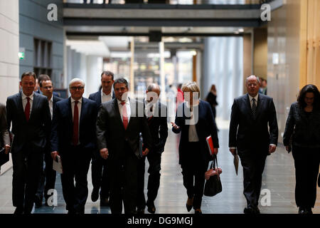 Berlino, Germania. Ottobre 17th, 2013. terzo parlare esplorativo tra i leader della CSU / CDU e SPD per la possibile formazione di un governo di coalizione realizzate presso il parlamentare tedesco la società a Berlino. Credito: Reynaldo Chaib Paganelli/Alamy Live News Foto Stock