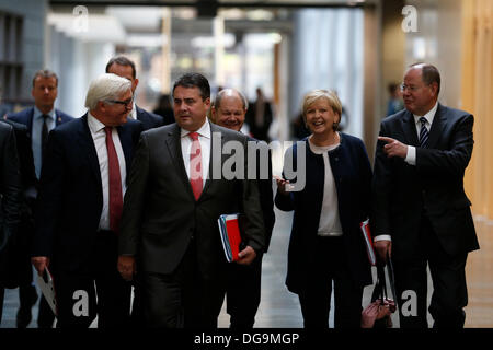 Berlino, Germania. Ottobre 17th, 2013. terzo parlare esplorativo tra i leader della CSU / CDU e SPD per la possibile formazione di un governo di coalizione realizzate presso il parlamentare tedesco la società a Berlino. Credito: Reynaldo Chaib Paganelli/Alamy Live News Foto Stock