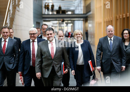 Berlino, Germania. Ottobre 17th, 2013. terzo parlare esplorativo tra i leader della CSU / CDU e SPD per la possibile formazione di un governo di coalizione realizzate presso il parlamentare tedesco la società a Berlino. Credito: Reynaldo Chaib Paganelli/Alamy Live News Foto Stock