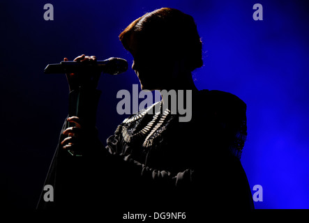 Florence Welch di Firenze e la macchina esegue sul palco durante una performance venduto a Alexandra Palace Foto Stock