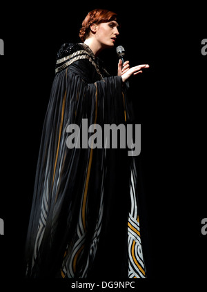 Florence Welch di Firenze e la macchina esegue sul palco durante una performance venduto a Alexandra Palace Foto Stock