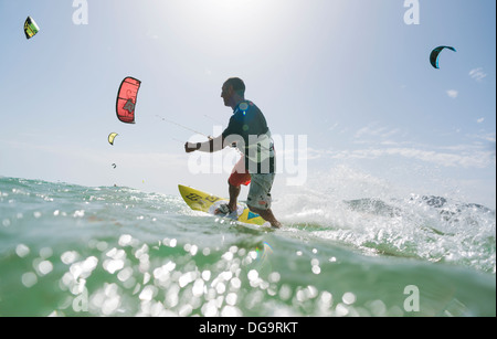 Kitesurf a Tarifa, Costa de la Luz, Cadice, Andalusia, Spagna. Foto Stock