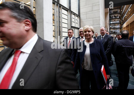 Berlino, Germania. Ottobre 17th, 2013. terzo parlare esplorativo tra i leader della CSU / CDU e SPD per la possibile formazione di un governo di coalizione realizzate presso il parlamentare tedesco la società a Berlino. / Immagine: Hannelore Kraft (SPD), Ministropresidente della Renania settentrionale-Vestfalia, Vice Presidente SPD e membro della SPD Comitato Esecutivo. Credito: Reynaldo Chaib Paganelli/Alamy Live News Foto Stock