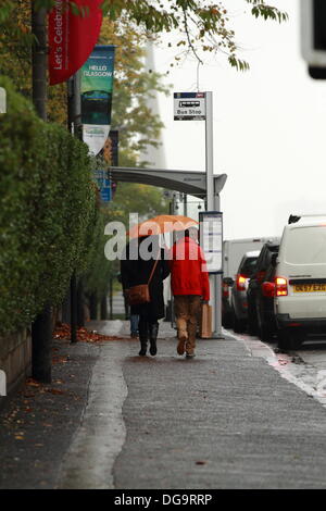 Zona di Kelvinbridge, Glasgow, Scotland, Regno Unito. Il 17 ottobre 2013. La pioggia persistente e una vera sensazione di autunno non fermare la vita di molti, come tutti va circa le loro attività quotidiane. Paul Stewart/Alamy News Foto Stock