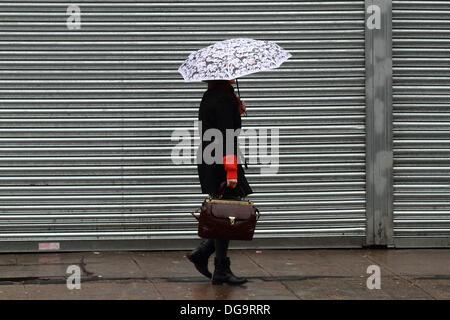 Zona di Kelvinbridge, Glasgow, Scotland, Regno Unito. Il 17 ottobre 2013. La pioggia persistente e una vera sensazione di autunno non fermare la vita di molti, come tutti va circa le loro attività quotidiane. Paul Stewart/Alamy News Foto Stock