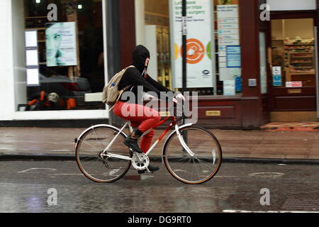 Zona di Kelvinbridge, Glasgow, Scotland, Regno Unito. Il 17 ottobre 2013. La pioggia persistente e una vera sensazione di autunno non fermare la vita di molti, come tutti va circa le loro attività quotidiane. Paul Stewart/Alamy News Foto Stock