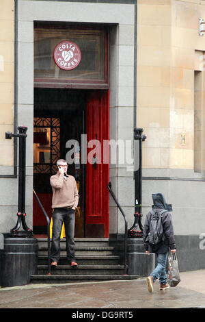 Zona di Kelvinbridge, Glasgow, Scotland, Regno Unito. Il 17 ottobre 2013. La pioggia persistente e una vera sensazione di autunno non fermare la vita di molti, come tutti va circa le loro attività quotidiane. Paul Stewart/Alamy News Foto Stock