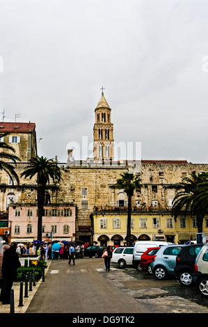 Turisti si riuniscono presso la Southern sotterranea sea gate nella parete del palazzo costruito dall'imperatore romano Diocleziano, Split Foto Stock