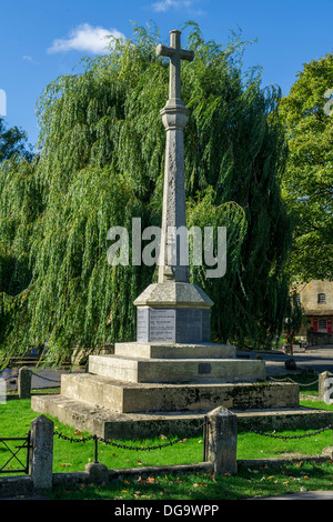 Il memoriale di guerra nel villaggio Costwold di Bourton-on-the-acqua, Gloucestershire, UK. Foto Stock