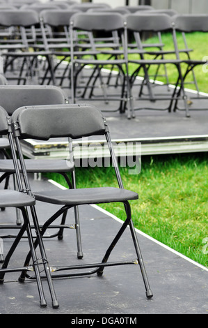 Righe di sedi vuote pronto per esterni di matrimonio o un concerto. Foto Stock