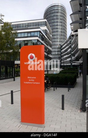 Segno di benvenuto presso la nuova sede di Vodafone a Düsseldorf, NRW, Germania. Foto Stock