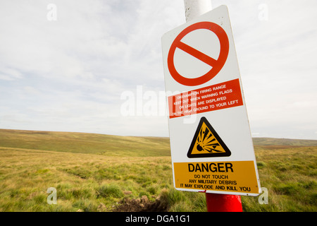 Un segnale di avvertimento circa il pericolo del poligono su Dartmoor Devon, Regno Unito. Foto Stock