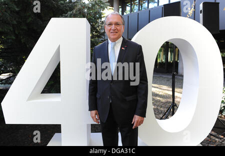 Monaco di Baviera, Germania. Xvii oct, 2013. Il presidente dell'Ufficio europeo dei brevetti, Benoit Battistelli sta di fronte ad un set di 40 fino di fronte all'Ufficio europeo dei brevetti per la celebrazione del 40 anniversario della Convenzione europea sui brevetti a Monaco di Baviera, Germania, il 17 ottobre 2013. Foto: Andreas Gebert/dpa/Alamy Live News Foto Stock