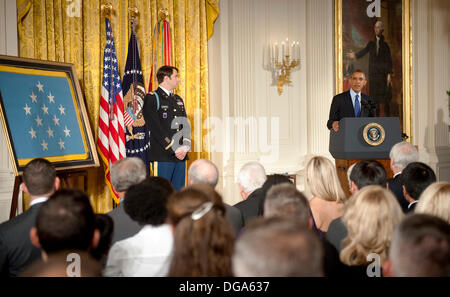 Il Presidente Usa Barack Obama dà commento durante la medaglia di Honor cerimonia per ex US Army Capt. William D. Swenson nella Sala Est della Casa Bianca Ottobre 15, 2013 a Washington, DC. Il Medal of Honor è la nazione il più alto onore militare. Foto Stock