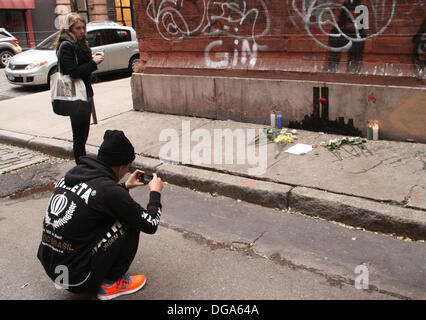 New York, Stati Uniti d'America. Xvi oct, 2013. Un uomo prende una foto di Graffiti artist BANKSY 9/11 omaggio con le Twin Towers si trova a pinzare Street in TriBeCa. Questo è un pezzo unico nel suo mese lungo "Meglio fuori rispetto all' arte di strada accadendo tutto NYC. Credito: Nancy Kaszerman/ZUMAPRESS.com/Alamy Live News Foto Stock