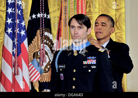Il Presidente Usa Barack Obama presenta ex esercito Capt. William D. Swenson con la medaglia d'onore durante una cerimonia che si terrà nella Sala Est della Casa Bianca Ottobre 15, 2013 a Washington, DC. Il Medal of Honor è la nazione il più alto onore militare. Foto Stock