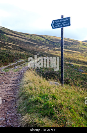 Una vista del Capel strada in Glen Muick, Aberdeenshire, Scotland, Regno Unito, con segnaletica per Capel Mese e Glen Clova. Foto Stock