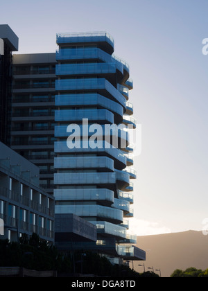 Edificio con architettura moderna e vetro curvo balconi Foto Stock