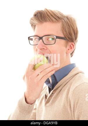 Giovane uomo mangiare un apple isolati su sfondo bianco Foto Stock