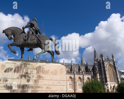 Statua equestre di Nuno Alvares Pereira al Monastero di Santa Maria da Vitória (aka Monastero di Batalha), Batalha, Portogallo Foto Stock