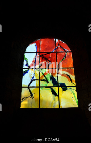 Moderno in vetro colorato ( fatta dal padre di KIM Joong 2007/2008 ) Saint Julien chiesa Brioude Massif-Central Auvergne Francia Foto Stock
