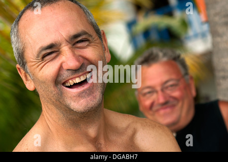 Turisti maschio sulla spiaggia ambataloaka, Nosy be Foto Stock