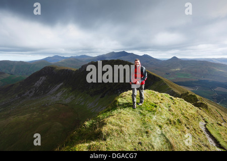 Hillwalker su Trum y Ddysgl, parte della cresta Nantlle a piedi. Parco Nazionale di Snowdonia. Gwynedd. Il Galles. Regno Unito. Foto Stock