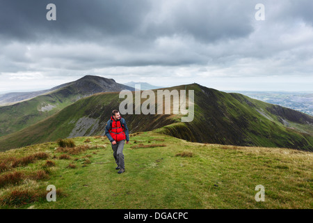 Hillwalker su Trum y Ddysgl, parte della cresta Nantlle a piedi. Parco Nazionale di Snowdonia. Gwynedd. Il Galles. Regno Unito. Foto Stock