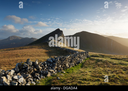 Stalattite parete su Y Garn guardando in direzione di Mynydd Drws-y-coed. Nantlle Ridge. Parco Nazionale di Snowdonia. Gwynedd. Il Galles. Regno Unito. Foto Stock